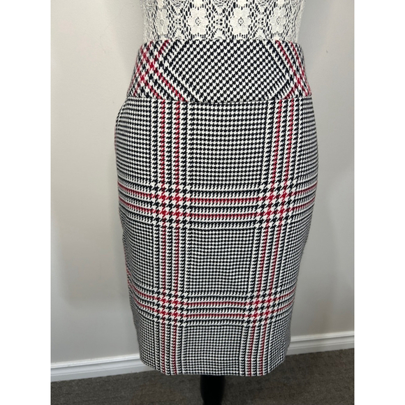 Jones New York Dresses & Skirts - Women's Jones New York black and red plaid pencil Skirt Size 10
